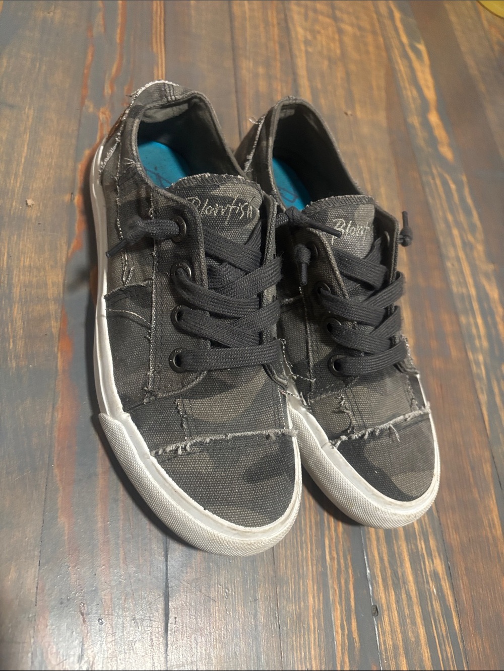 🐟Blowfish 🐠 Black Canvas Low-Top Sneakers with White Sole size 7.5